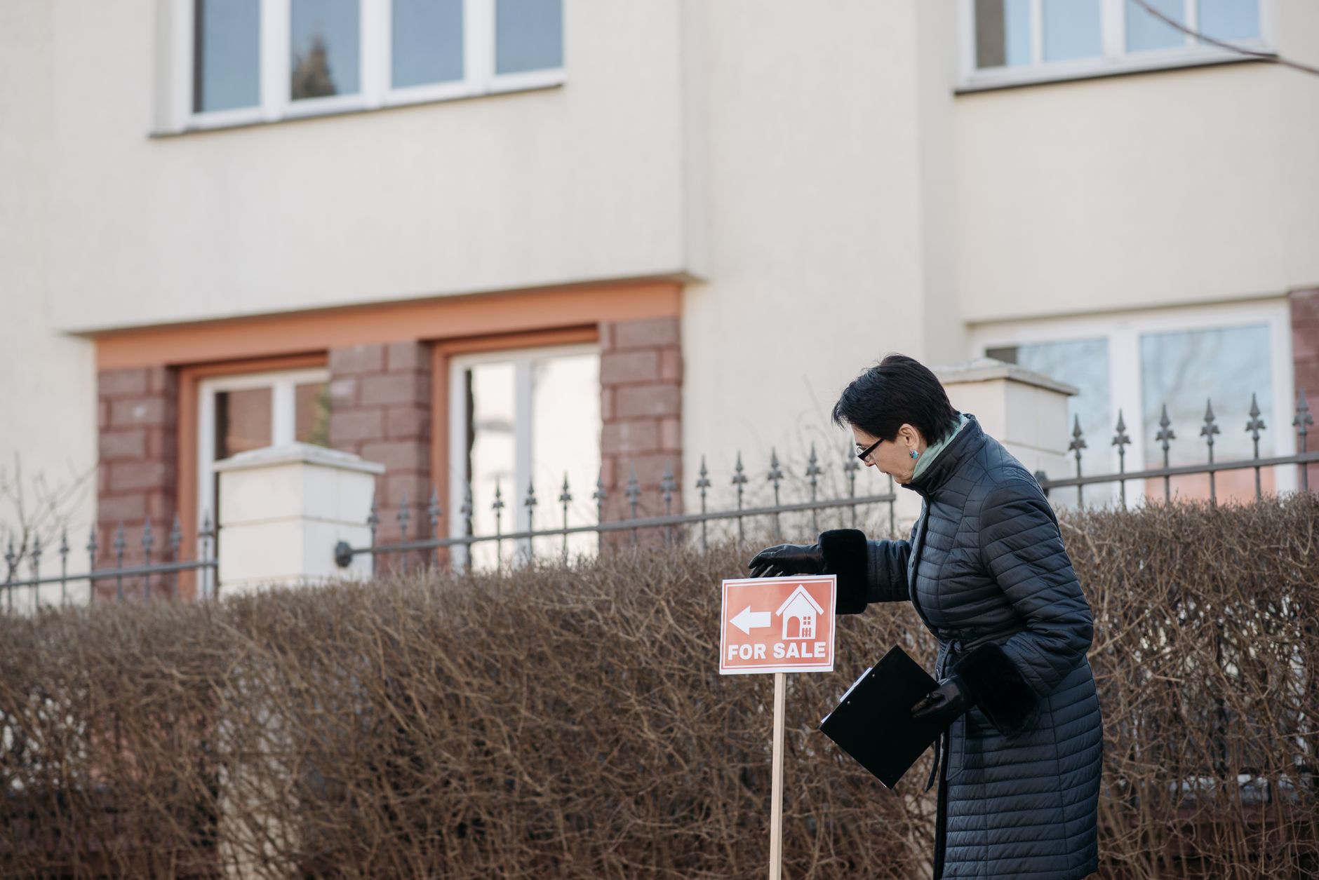 Panneau à vendre planté dans le jardin d'une maison