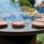 Plancha en pleine cuisson en extérieur