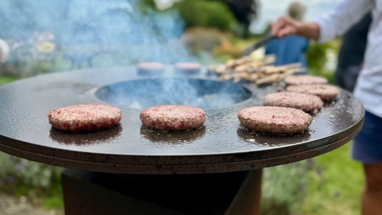 Plancha en pleine cuisson en extérieur