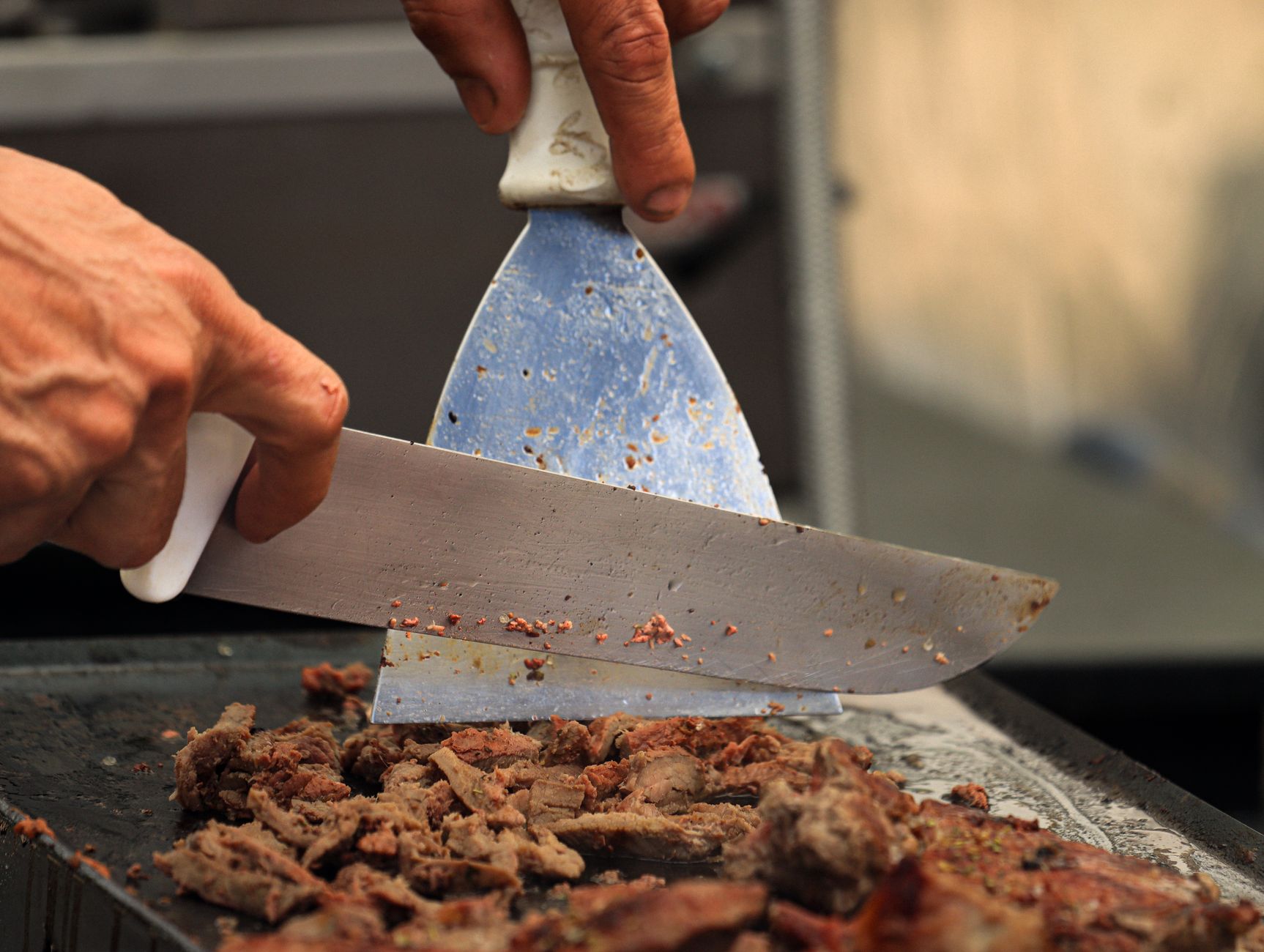 Viande tranchée juste après la cuisson sur une plancha