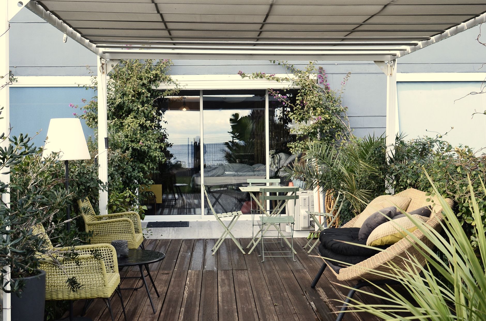 Terrasse veranda avec fauteuils en rotin