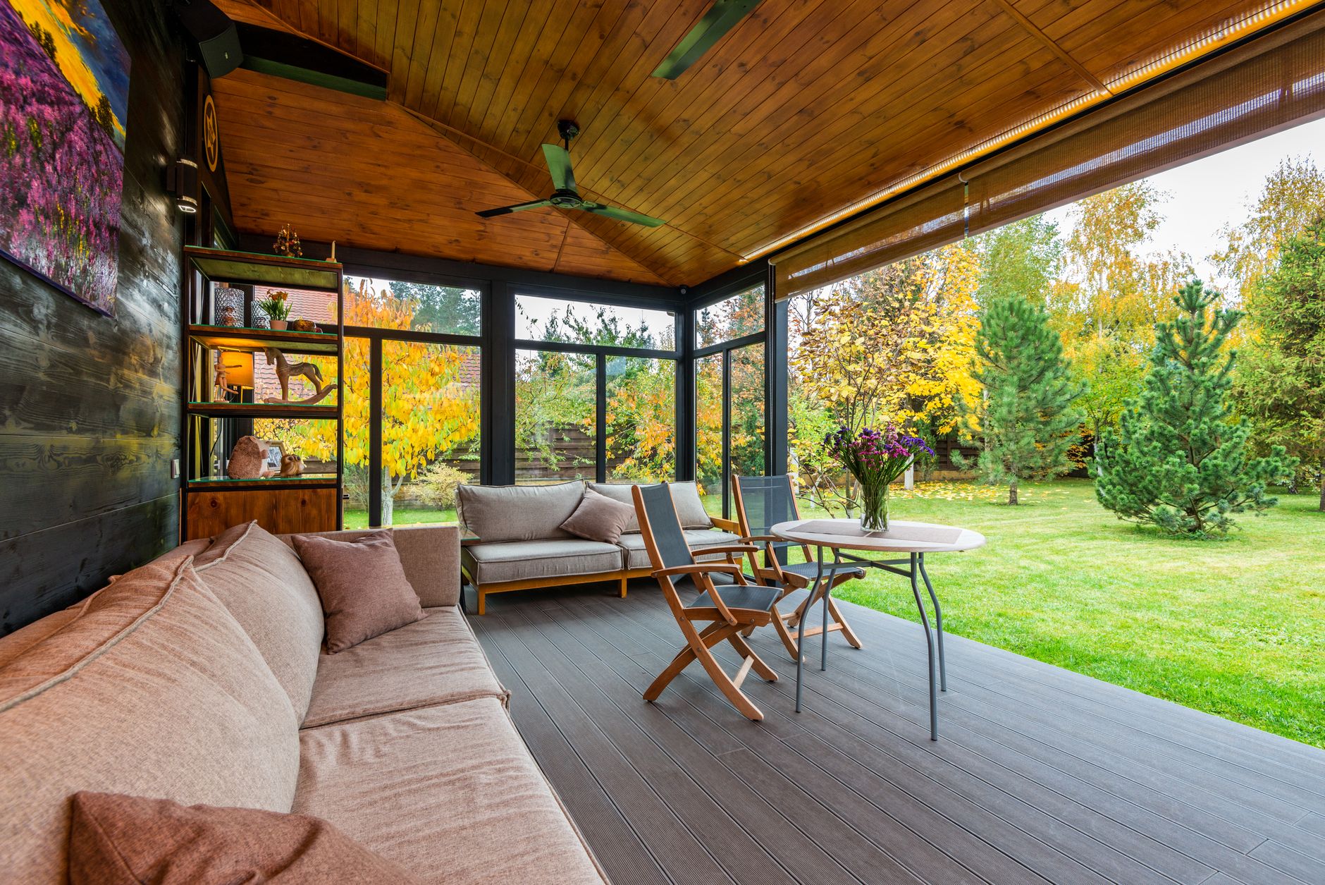 Salon amenage dans une veranda en bois
