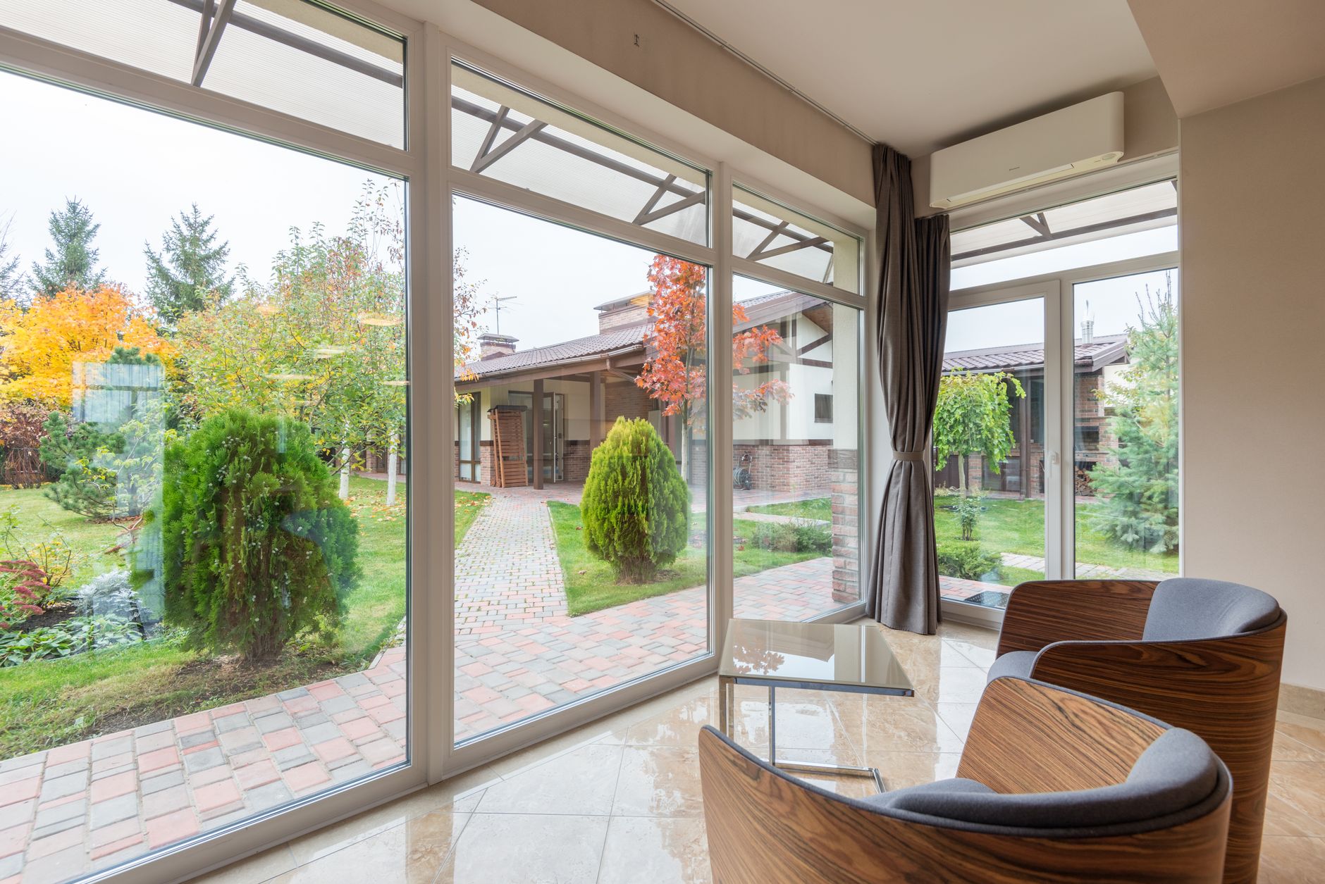 Veranda moderne avec vue sur le jardin