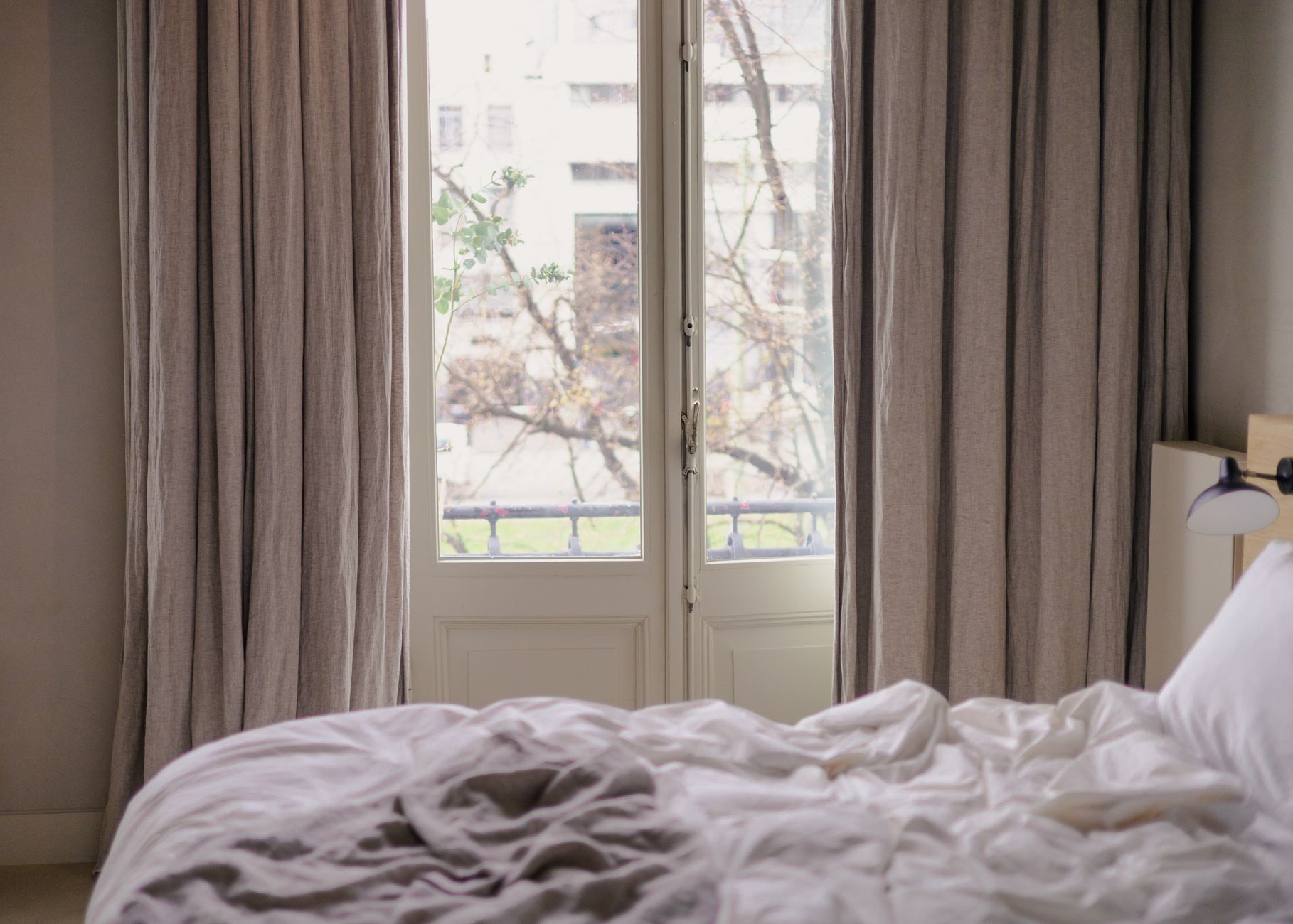 Fenêtre ouverte pour aérer une chambre
