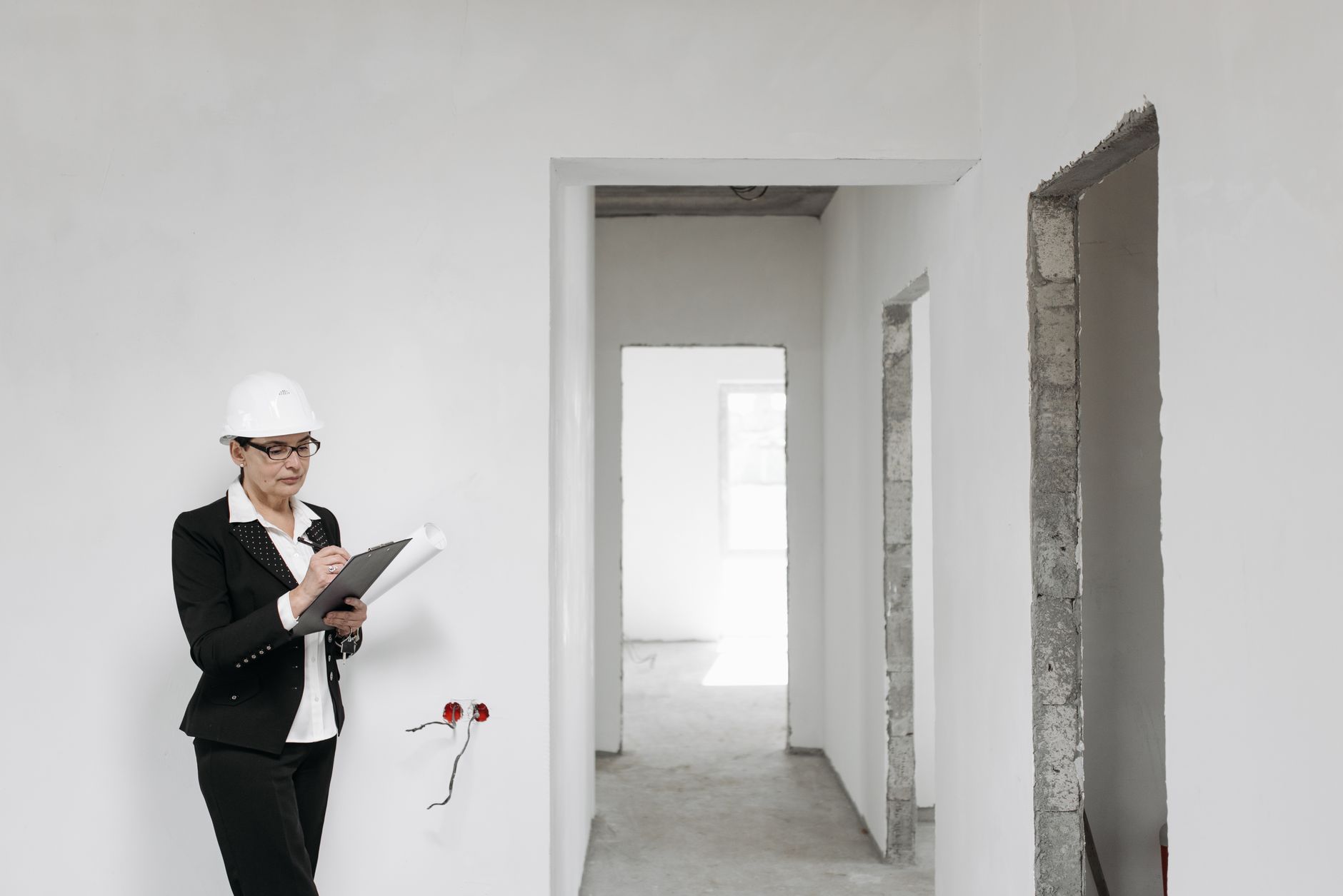 Professionnelle du bâtiment inspectant un intérieur en rénovation