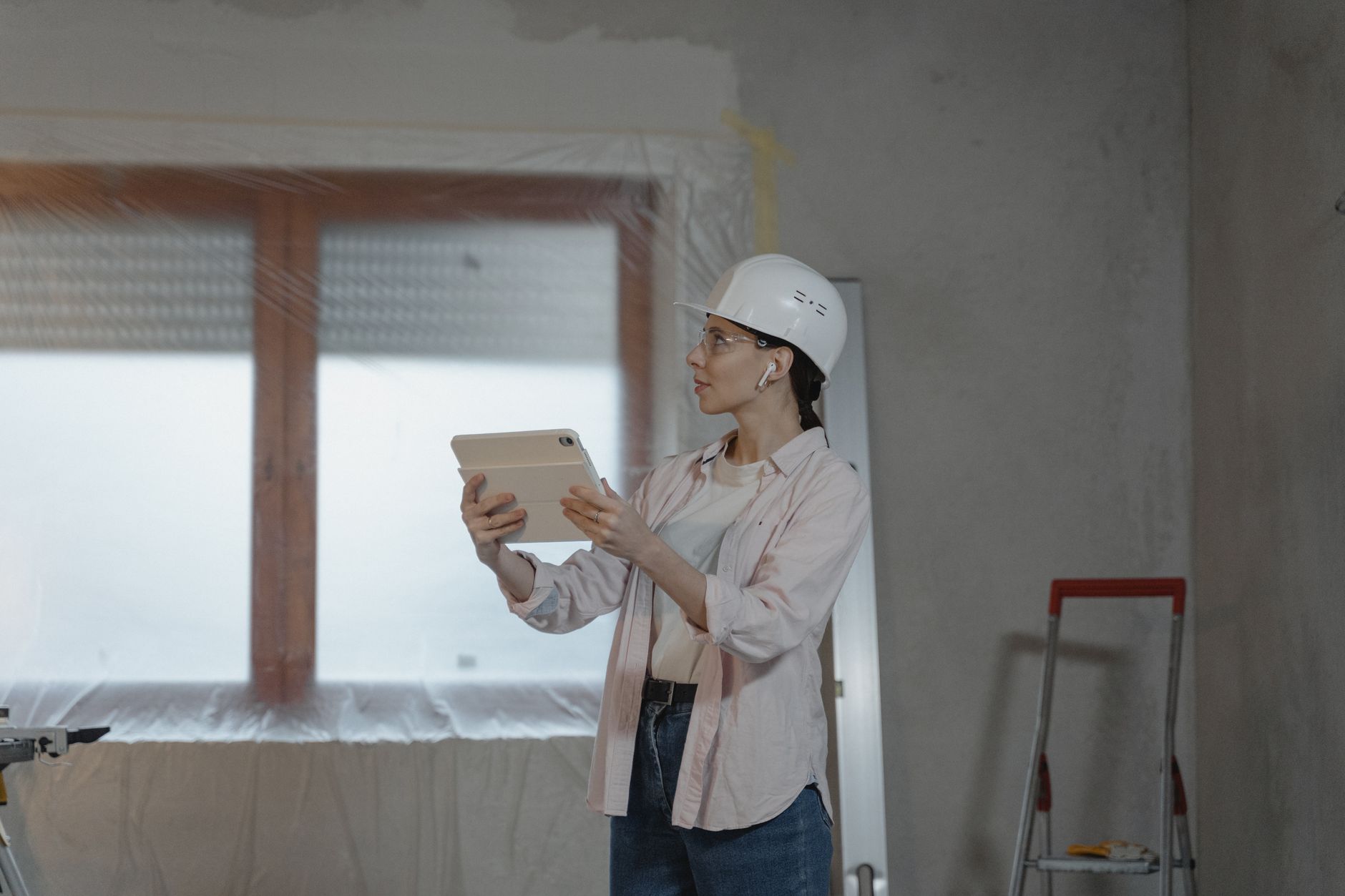Architecte utilisant une tablette sur un chantier de construction