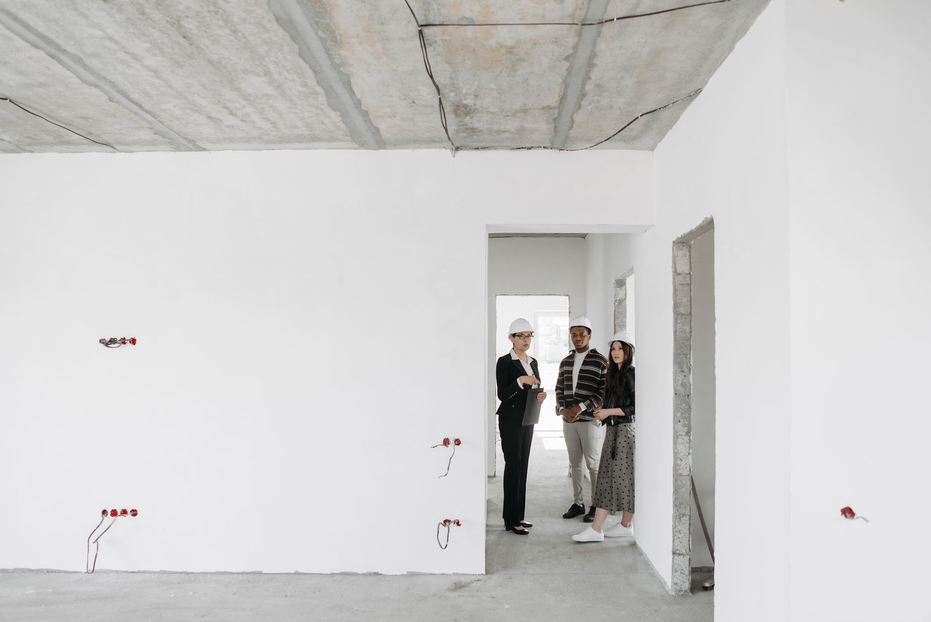 Professionnels examinant les plans d'un chantier de rénovation