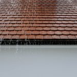Eau de pluie qui ruisselle depuis une toiture