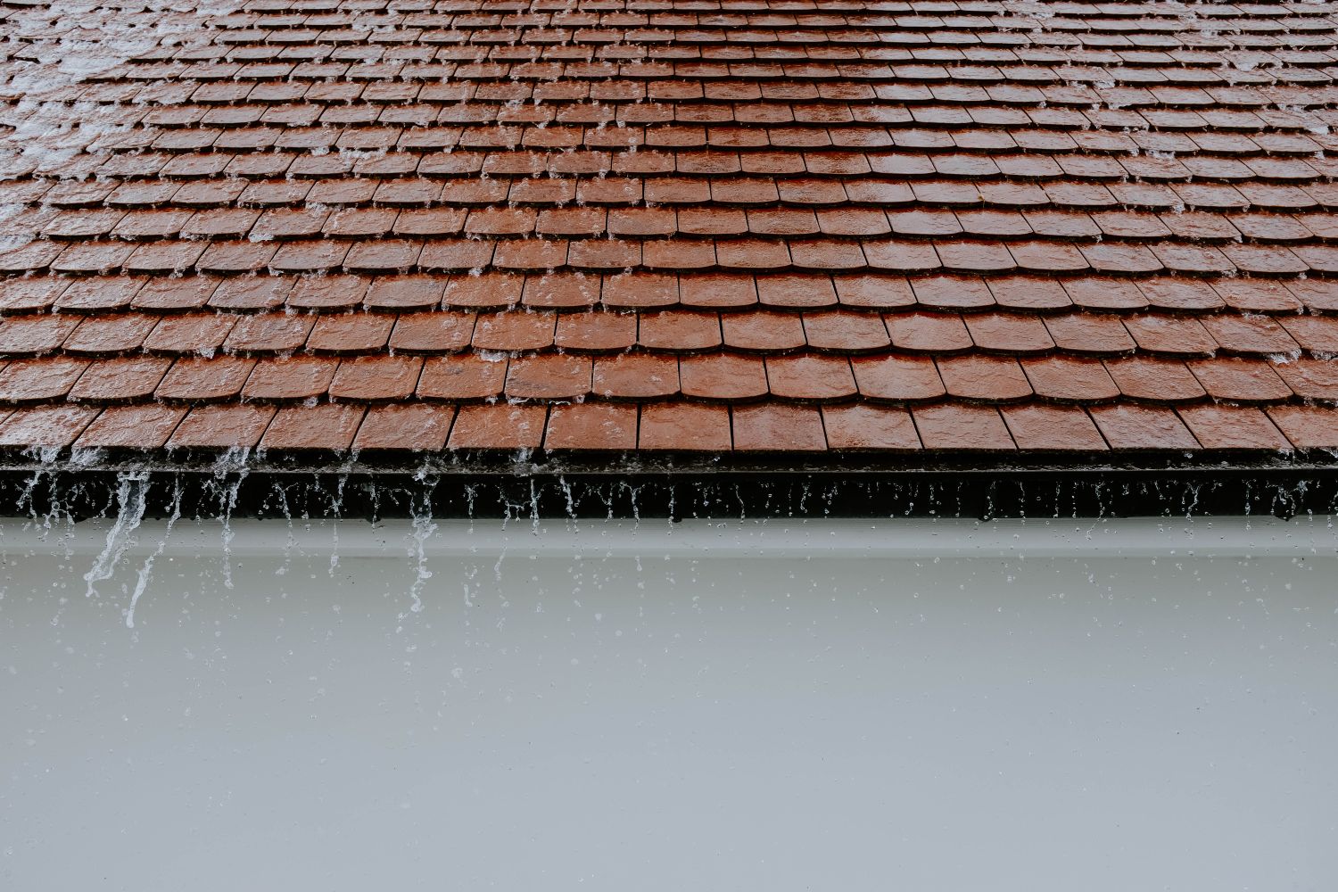 Eau de pluie qui ruisselle depuis une toiture