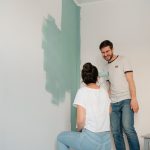 Personne qui peint un mur avec un rouleau