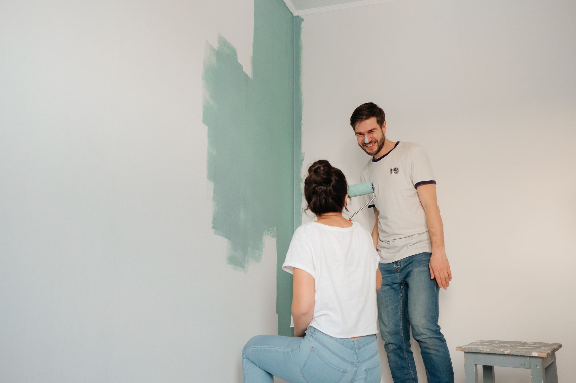 Personne qui peint un mur avec un rouleau