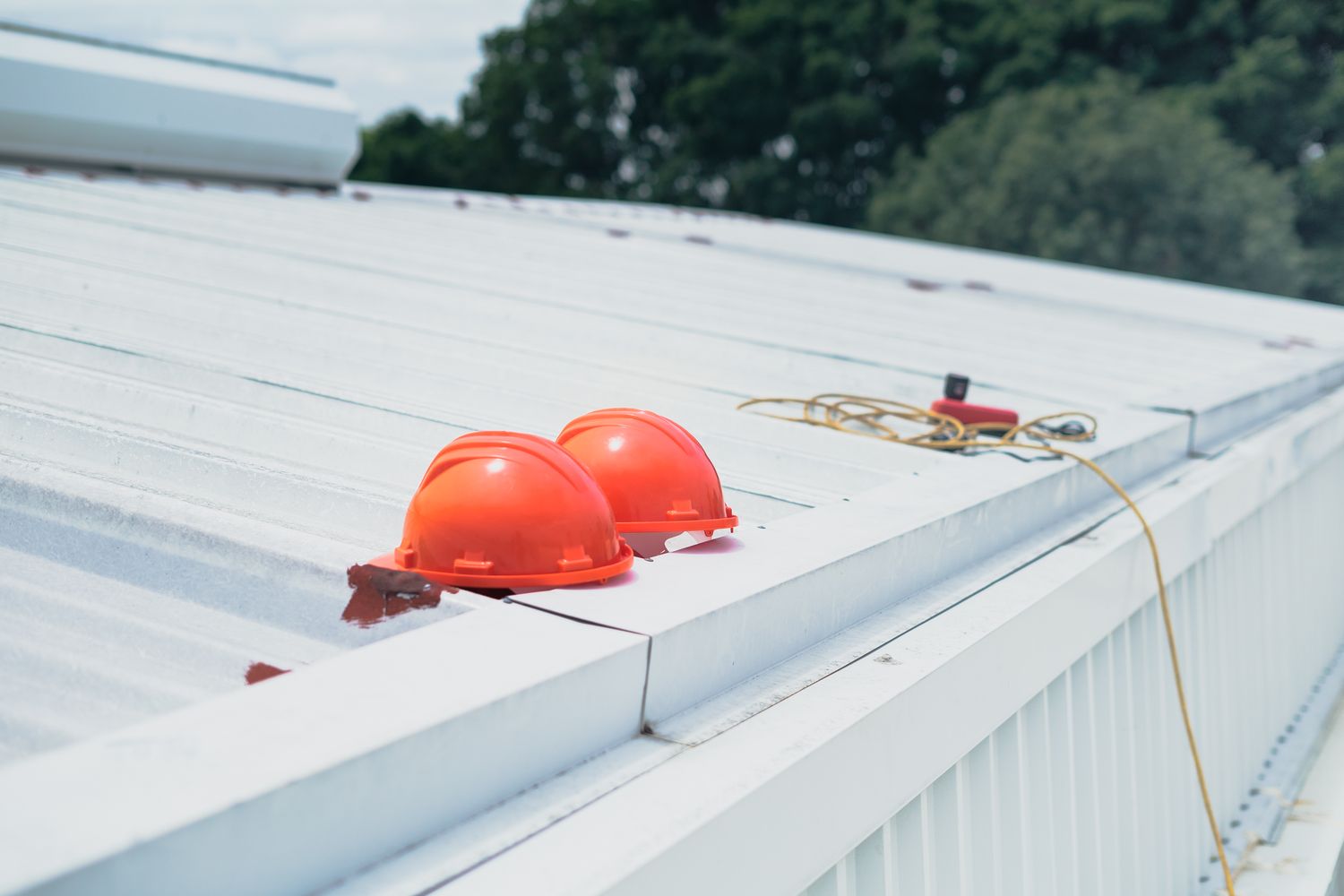 Ouvrier equipe travaillant sur une toiture en zinc