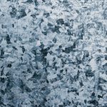 Tôle galvanisée avec sa texture cristalline caractéristique