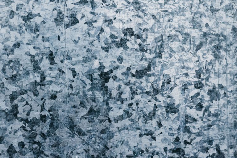 Tôle galvanisée avec sa texture cristalline caractéristique