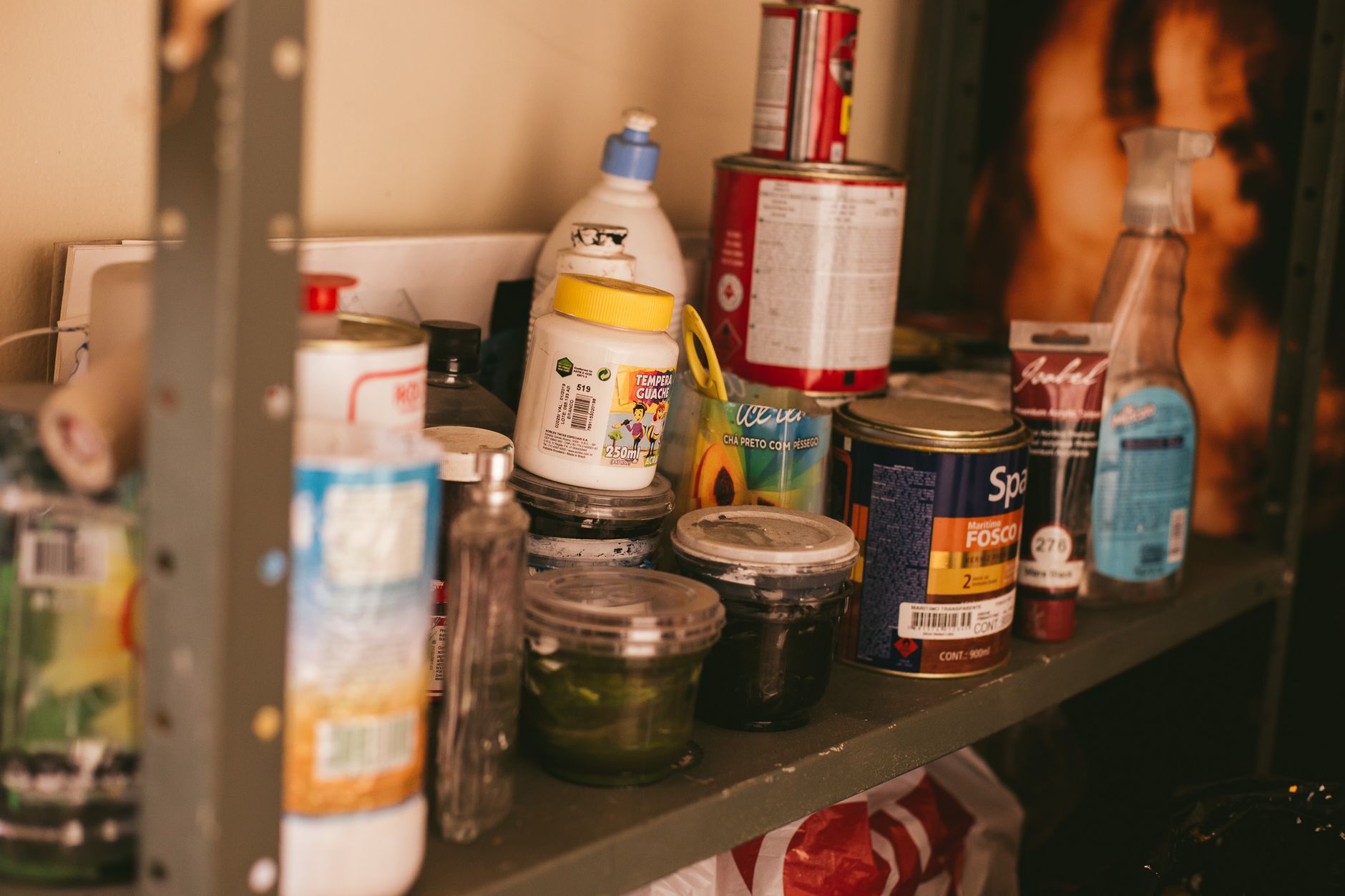 Pots et outils de peinture prêts à l’emploi