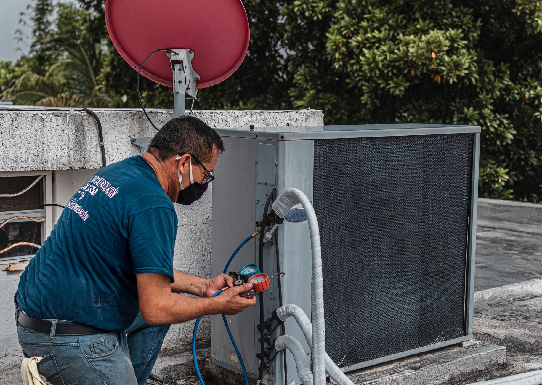 Technicien manipulant un manifold sur une climatisation