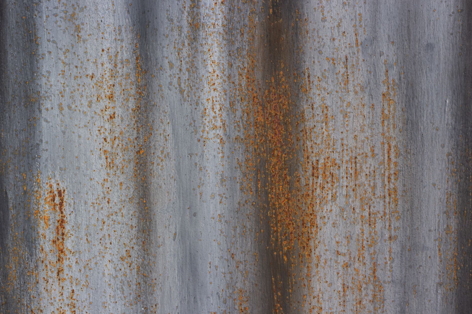 Tôle en zinc marquée par la rouille et le temps